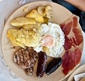 près du gite, bars et restaurants,charcuterie,jambon,chorizo,boudin,morcilla,dégustation,granadul,guadix,alpujarras,grenade,typique,acheter,consommer,tapas,plats typiques,andalousie,espagne,variété,gibier,chèvre,olive