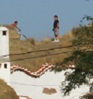 jeux, enfants,parc de loisirs à ciel ouvert,accessible par les enfants,grimper, sauter, faire du vélo,toits des cuevas,cheminée,montagne,Guadix,toits des maisons,rigolo,insolite,étonnant