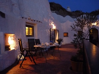 gite en andalousie : barbecue intégré dans le troglodyte maison grotte