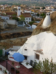 le gite dans le quartier troglodyte de l'église de la Ermita Nueva de Guadix proche de la ville et de la montagne randonnée