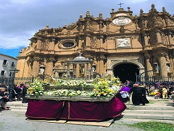 Patron de la ville de Guadix, San Torcuato, férié à Guadix, Procession entre la cathédrale et la porte de San Torcuato, fête de guadix, procesion San Torcuato de la catedral de Guadix, el patron de la ciudad de Guadix